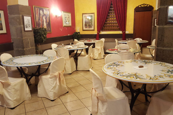 tavoli-circolari-pietra-lavica-personalizzati